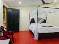 Zimmer mit Kingsize-Bett und Bergblick
