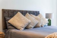 Family Stay In Centre Sleeps 8 Heathrow Airport Legoland Windsor 2BR Flat with Balcony - B&B Slough