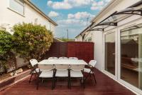 Lancing 3BR Home, Parking for 3 Cars - B&B Lancing