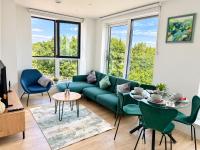 Deluxe 2BR Flat with Cinema, Gym, Parking & Games - Ferienwohnung New Milton