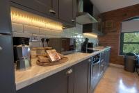 City Centre Apartment, Exposed Brick & Darts - B&B Leeds