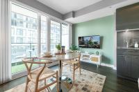Sunlit Studio w Balcony Views Prime Location - Chambres d'hôtes Toronto