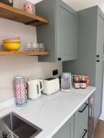 Gatwick located modern guesthouse with parking - Ferienwohnung Hookwood