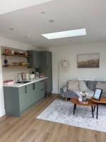 Gatwick located modern guesthouse with parking - Bed and Breakfast Hookwood