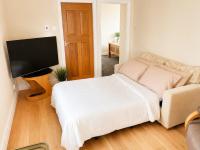 Town Centre Apartment with Private Parking & Garden - B&B Southport