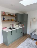 Gatwick located modern guesthouse with parking - Ferienwohnung Hookwood