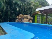 Aventura y paz en casa con piscina y billar en Orotina - Chambres d'hôtes Limonal