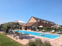 Ferme du Poirier - Pool, Padel & Spa - Large Country House - Loire Valley - Bed and Breakfast Isdes