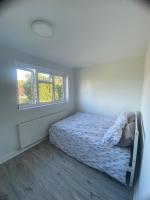 Private ensuite with free parking near Russells hall hospital, Dudley - Bed and Breakfast Woodside