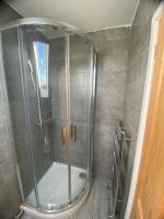 Private ensuite with free parking near Russells hall hospital, Dudley - Bed and Breakfast Woodside