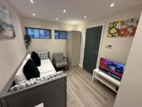 Private Studio with Parking Near Wembley & London - Ferienwohnung Pinner