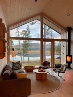 Villa Lumikero - korkeatasoinen järvenrantahuvila tunturinäkymällä - B&B Enontekiö