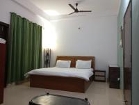 Habitación con cama grande y balcón