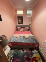 Arty boutique hideaway wcourtyard walk to beach - Bed and Breakfast Cliftonville