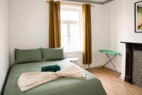 Contractors Home for 12 with 4BR, Fast WiFi & Free Parking near M606, M62, Leeds & Halifax - B&B Wibsey
