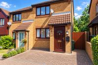 The Lion's Den, Wizard Themed Stay Near Warner Bros Studio Tour - Bed and Breakfast Abbots Langley