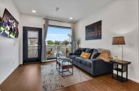 Modern Condo Near Gulch & Broadway King and Pool - Chambres d'hôtes Nashville