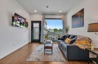 Modern Condo Near Gulch & Broadway King and Pool - Chambres d'hôtes Nashville