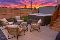 NEW - Modern Escape - KingBed - Hot Tub - Game and Theater Room - B&B Edmonton