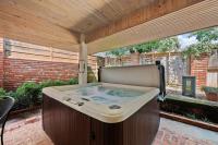 Charming Stay with Hot Tub, Patio and Antique Charm - Ferienwohnung Oklahoma City