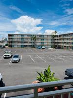 Daytona Inn Beach Resort Step Outside and Put Your Feet in the Sand Beach Vibes - Bed and Breakfast Daytona Beach