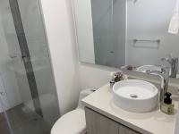 Modern condo 5 min to the beach, Santa Marta - Chambres d'hôtes Santa Marta