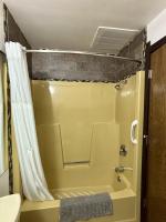 Bridge Inn Tomahawk - Room 107, 2 Queen Beds, Pet Friendly, Laminate Wood Flooring , Walkout, River View - B&B Tomahawk