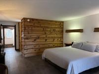 Bridge Inn Tomahahwk - 1st Floor, Room 106,1 King Bed, Pet Friendly, Laminate Wood Flooring, Walkout, River View, Price Includes 1 Pet Fee - Chambres d'hôtes Tomahawk