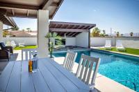 Modern Havasu Home w Resort Style Pool Swim Up Bar & Fire Pit - B&B Lake Havasu City