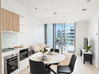 Stylish Designer Apartment with Rooftop, Balcony & Parking - Bed and Breakfast Brisbane