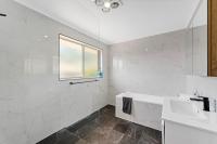 Stylish Canberra Home Comfort & Luxury 5BR 3bath 12 sleeps 1 entire home 8 beds - B&B Tuggeranong