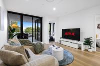 Riverfront 2BR Apartment in Surfers Paradise - Pool, Gym & Parking - Ferienwohnung Gold Coast