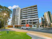 Riverfront 2BR Apartment in Surfers Paradise - Pool, Gym & Parking - B&B Gold Coast
