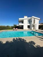 Coastal Pool Hideaway - B&B Loukísia