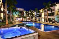 Vía 38 - 2BR with Private Elevator, Pool & Gym - Bed and Breakfast Playa del Carmen