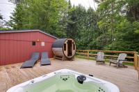 Schroon Forested Retreat with Sauna & Hot tub - Ferienwohnung Schroon Lake