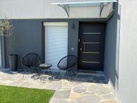 Modern Garden Apartment - City & Mountain View - B&B Zoodochos