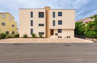 Apartment "Cesarica" - 5 Min Walk to Beach - B&B Zara