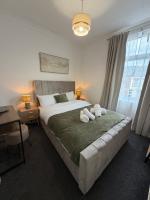 Modern 4BR Home, 7 Beds, Sleeps 9, Free Parking, Fast WiFi, Near Leeds City Centre, Perfect for Families & Contractors - Chambres d'hôtes Beeston