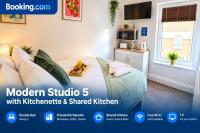 Modern Studio 5 with Kitchenette & Shared Kitchen - B&B Peterborough