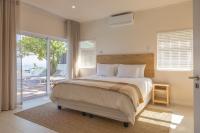 Pool Level - Sea View Room King bed