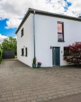 Glückshälfte - Moderne Haushälfte - XXL-Parkplatz, WLAN & Garten nahe Trier & Luxemburg - B&B Föhren