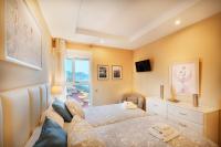 Fuengirola. Bonito apartamento en Paseo Marítimo. Espectaculares vistas al mar. Primera línea - B&B Fuengirola