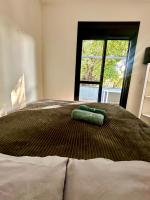 Zimmer mit Kingsize-Bett und Balkon