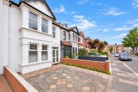 Elegant 6BR Home with Private Parking, Fast Wifi & Easy Access to Central London - Ferienwohnung Ilford
