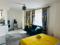 WayPoint Stays Modern Studio Apartment in Utawala near JKIA Airport & SGR Terminus -Free Parking & Fast WIFI - Chambres d'hôtes Nairobi