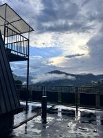 Zimmer mit Kingsize-Bett und Bergblick