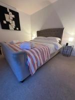 Modern Duplex apartment Chichester 10 mins from Goodwood - B&B Chichester