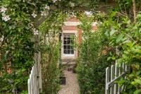 Coastal Cottage: Charming three bedroom cottage with private garden - B&B Ramsgate