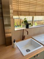 Coffs Creek Retreat - walk to Park Beach - B&B Coffs Harbour